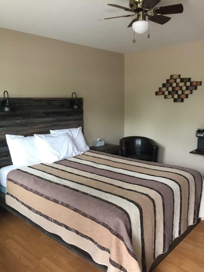Kacee'S Northern Suites Fort Nelson Eksteriør bilde